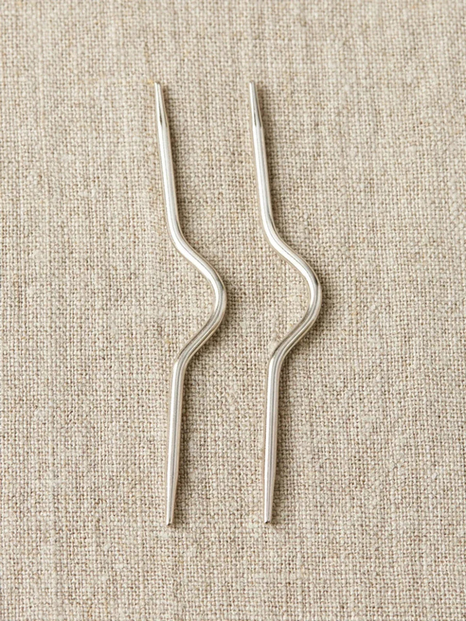 Assorted cable knitting needles for knitting cables and twists
