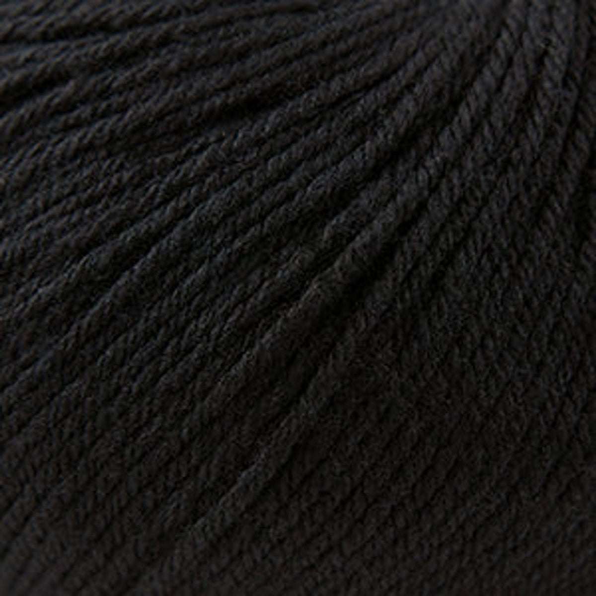 Cascade Yarns 220 Superwash wool in deep black, ideal for knitting and crocheting projects