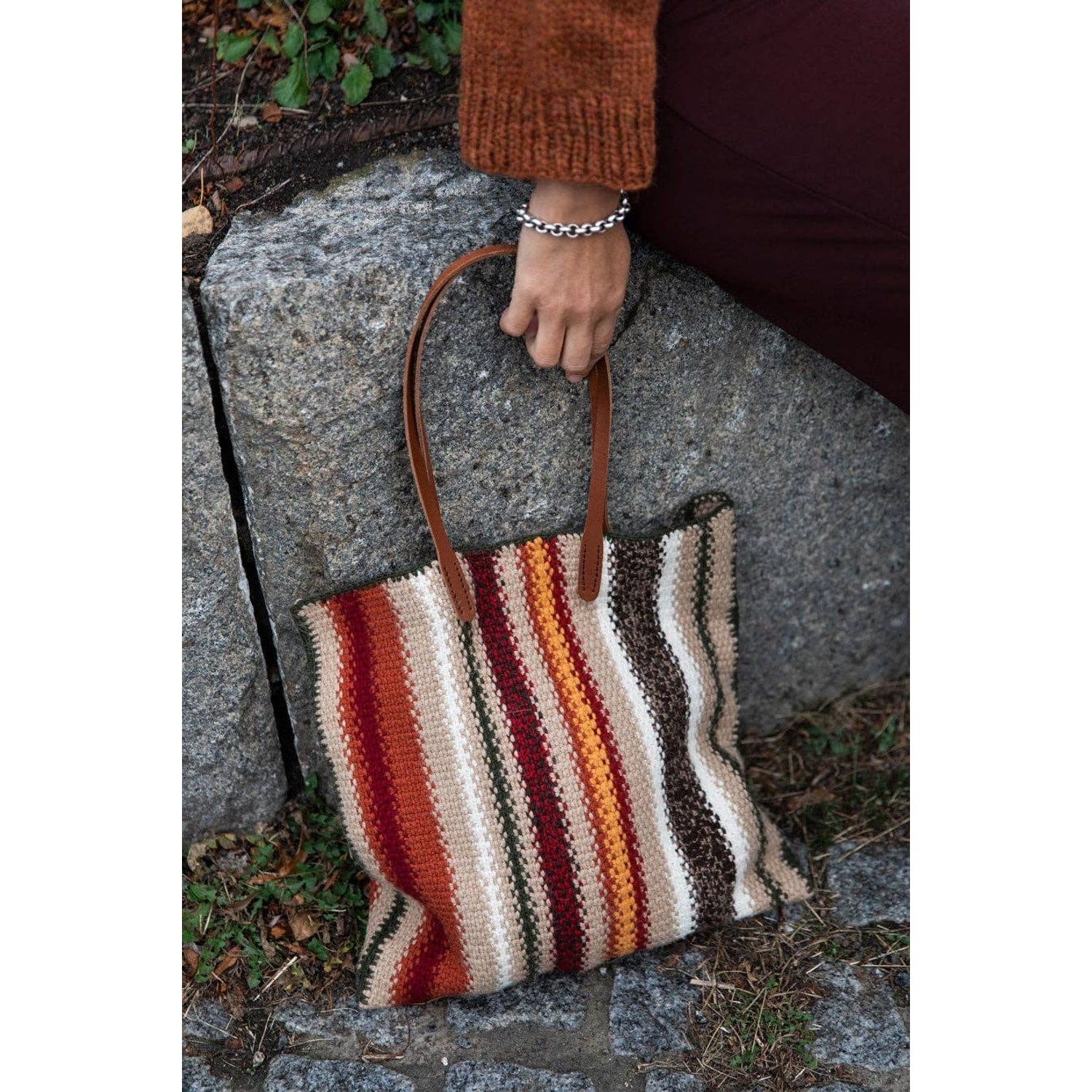 Handmade bag featuring warm tones, perfect for chunky yarn crochet projects and stylish everyday use
