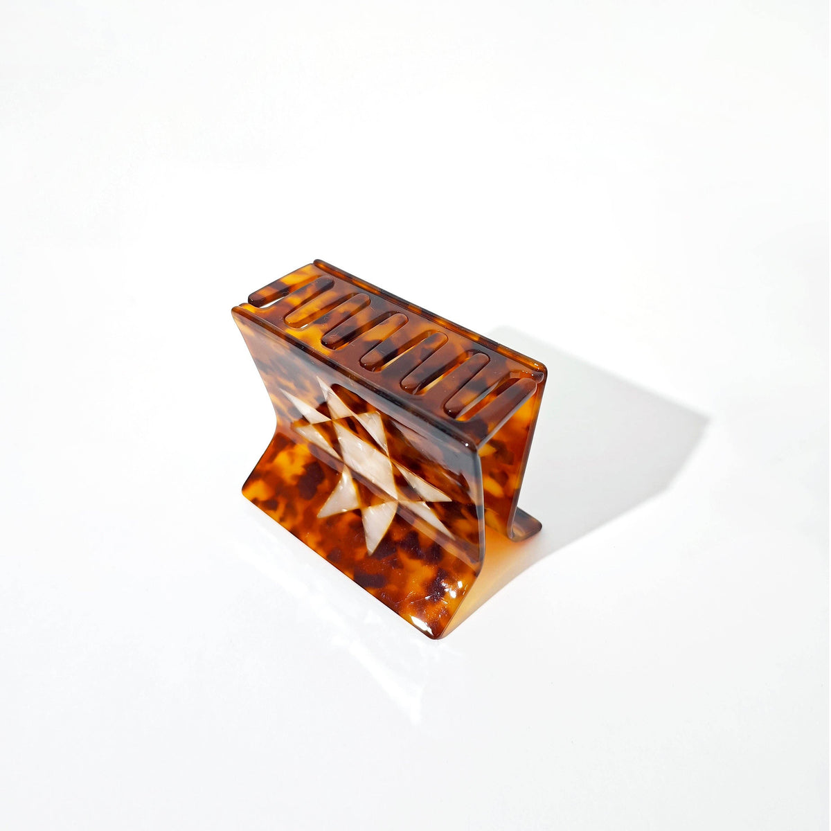Stylish Hey Ricochet clip claw in tortoiseshell design for securing hair effortlessly