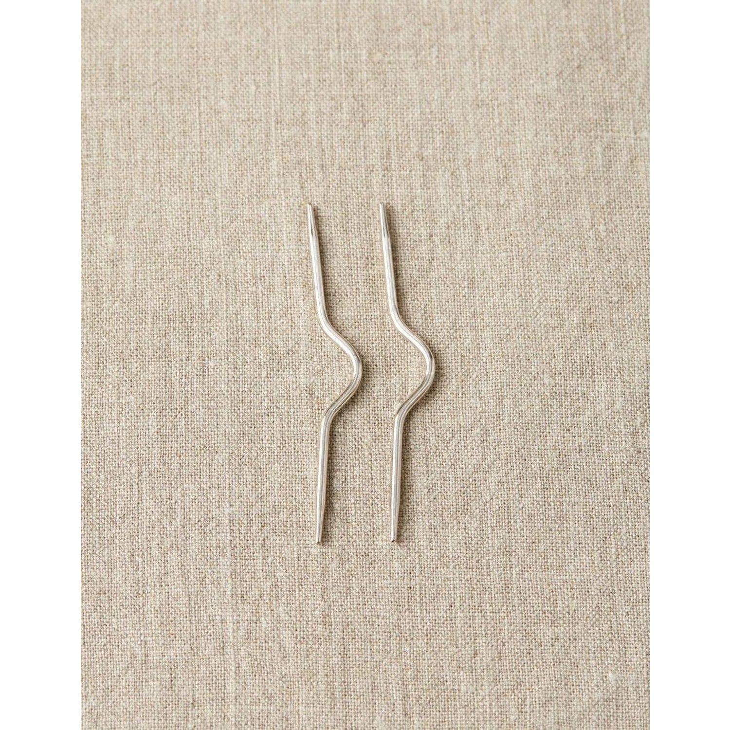 Curved cable needles for knitting in silver, ideal for easy manipulation of stitches