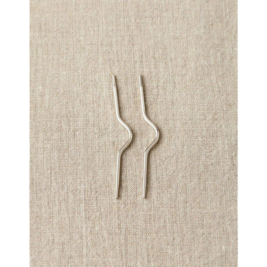 Curved cable needles for knitting in silver, ideal for easy manipulation of stitches