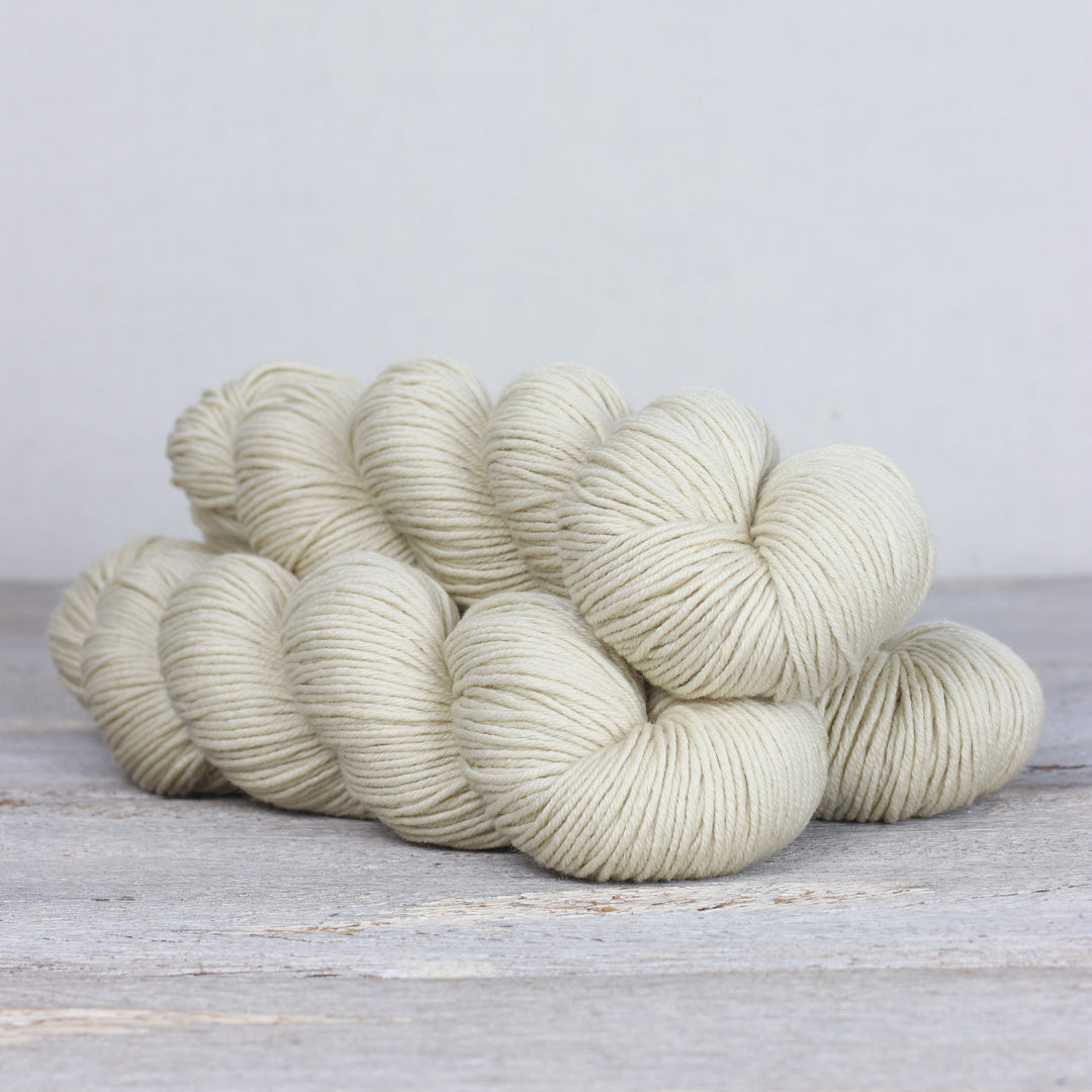 Natural beige Herb & Hue yarn for knitting, ideal for soft and cozy projects