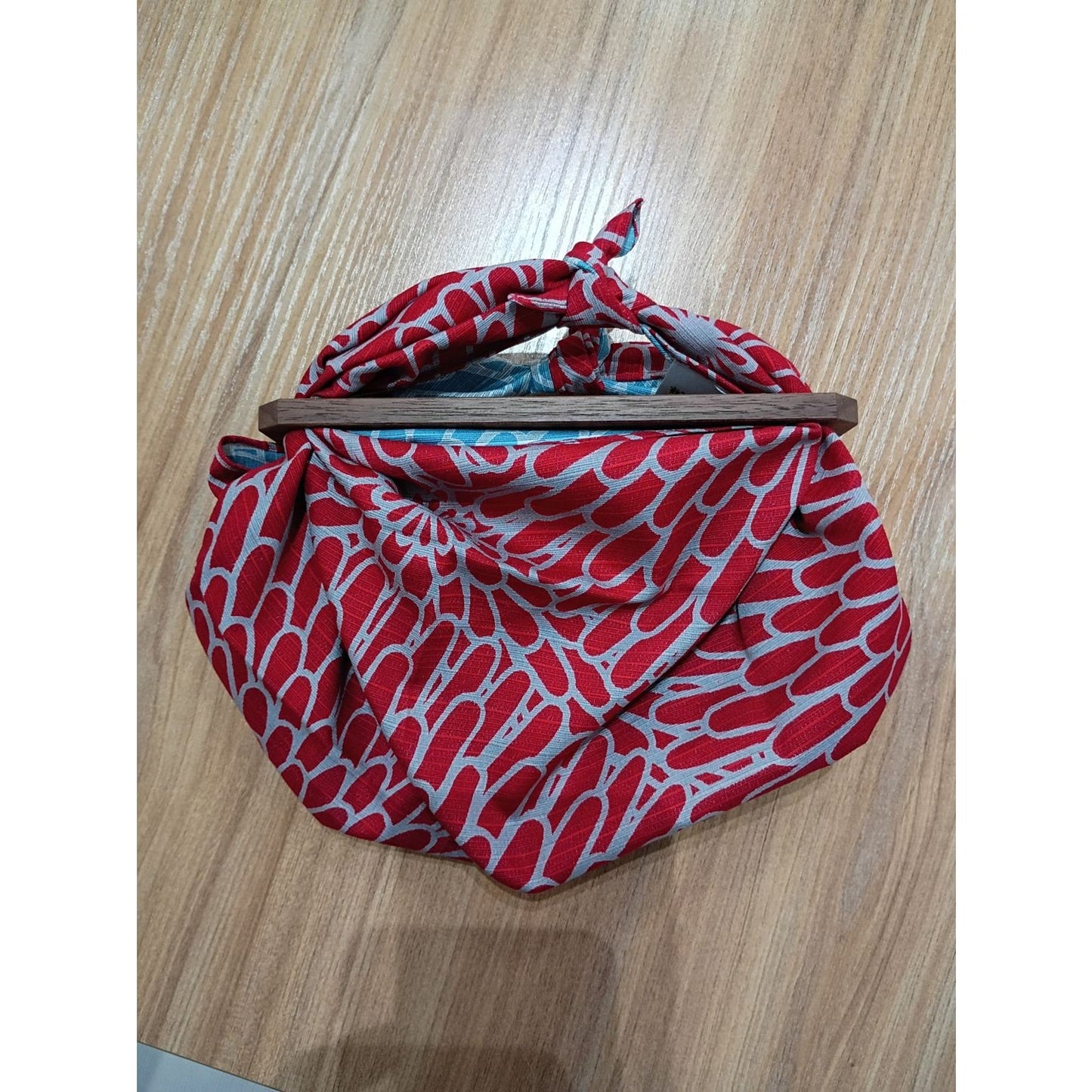 AriYARN reusable shopping bag in vibrant red with a stylish pattern and wooden handle for eco-friendly shopping